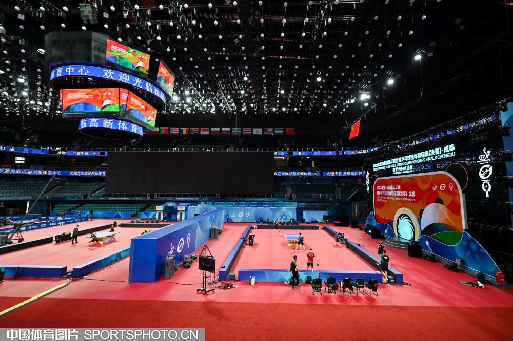 黎伊扬掏裆克里斯的裆部，裁判直接吹了夺权驱逐＂